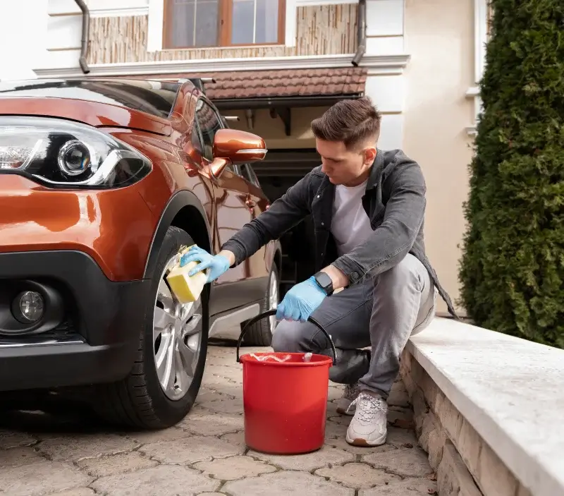 Lavage auto à domicile Parassy : professionnel intervenant sur un véhicule